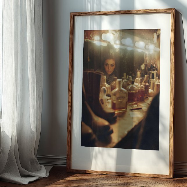 Backstage-Blues: Ein Moment im Spiegel Poster (Von Creator hochgeladen)