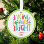 Backwaren Spirituosen Helle, farbenfrohe Weihnacht Ornament<br><div class="desc">Dieses Weihnachtsdesign zeigt den Text "Backbriefe hell" in lustiger, farbenfroher Typografie. Klicken Sie auf die Schaltfläche Anpassen, um mehr Flexibilität beim Hinzufügen/Ändern des Textes und/oder der Grafik zu erhalten! Variationen dieses Designs sowie der Koordinationsprodukte sind in unserem Shop, zazzle.com/store/doodlelulu, erhältlich. Kontaktieren Sie uns, wenn Sie dieses Design für ein bestimmtes...</div>