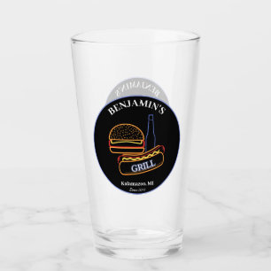 Backyard Grill mit Burgers Hot Dogbeer Glas