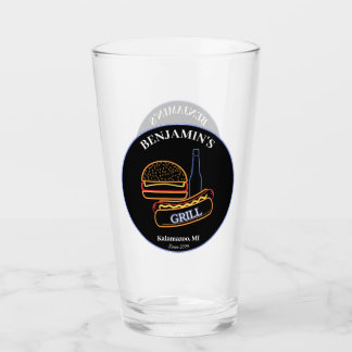 Backyard Grill mit Burgers Hot Dogbeer Glas