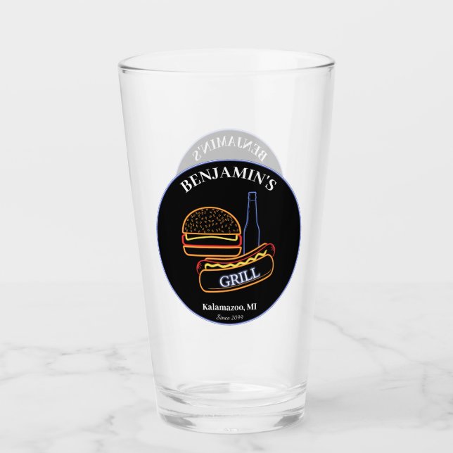 Backyard Grill mit Burgers Hot Dogbeer Glas (Vorderseite)