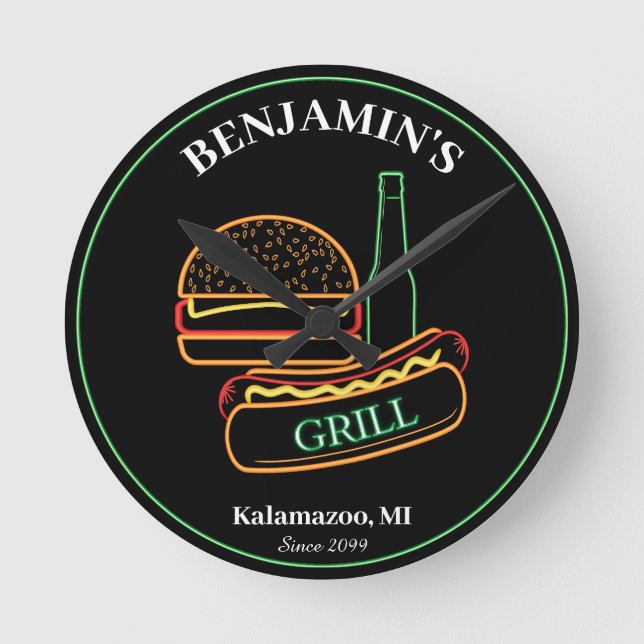 Backyard Grill mit Burgers Hot Dogbeer Runde Wanduhr (Vorderseite)