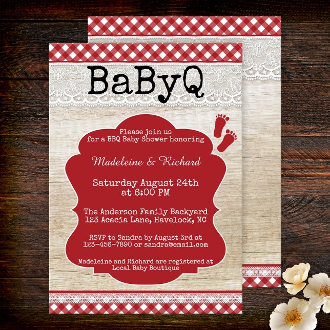 Backyard GRILLEN Paare Kinderdusche Einladung (Rustic baby shower invitation in BBQ backyard style featuring a picnic table cloth with lace on wood)