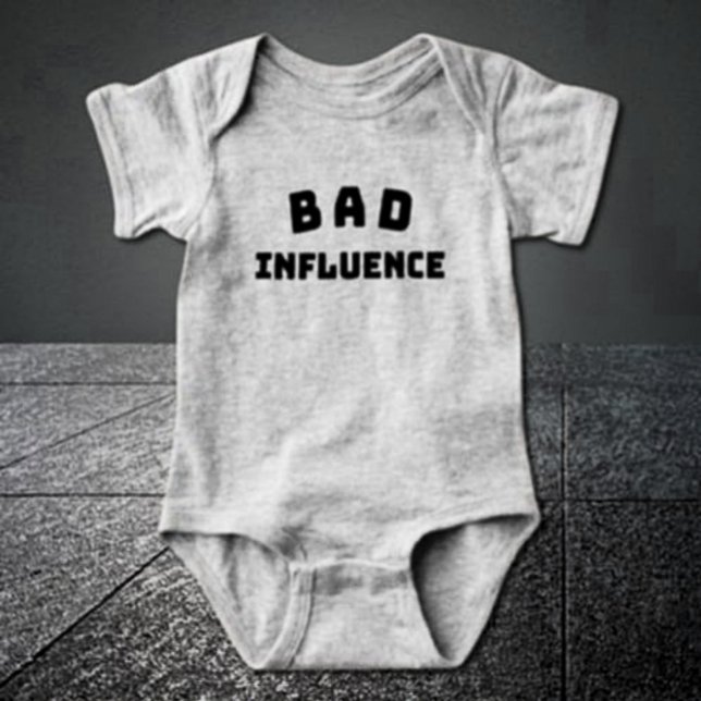BAD Influenza Baby Bodysuit - Fett Typografie Strampler (Von Creator hochgeladen)