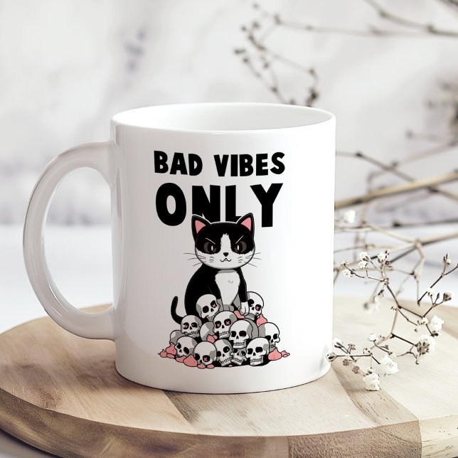 "Bad Vibes only" Funny Angry Cat Kaffeetasse ("Bad Vibes Only" Funny Angry Cat Coffee Mug on a boho kitchen table with tiny white flowers)