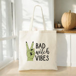 Bad Witch Vibes Modernes Halloween Tragetasche<br><div class="desc">Tragen Sie Ihr Wesentliches stilvoll mit unserer Bad Witch Vibes Moderne Halloween Tote Bag! Diese Tasche mit ihrem eleganten schwarzen Design und dem fetten Satz "Bad Witch Vibes" in der modernen Typografie ist ideal, um Ihrem Alltag eine Touch spukhaften Flairs hinzuzufügen. Er ist aus langlebigen, hochwertigen Materialien gefertigt und sowohl...</div>