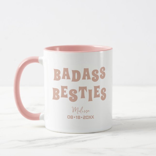 Badass Besties Funny Bridesmaid Gefallen Tasse (Links)
