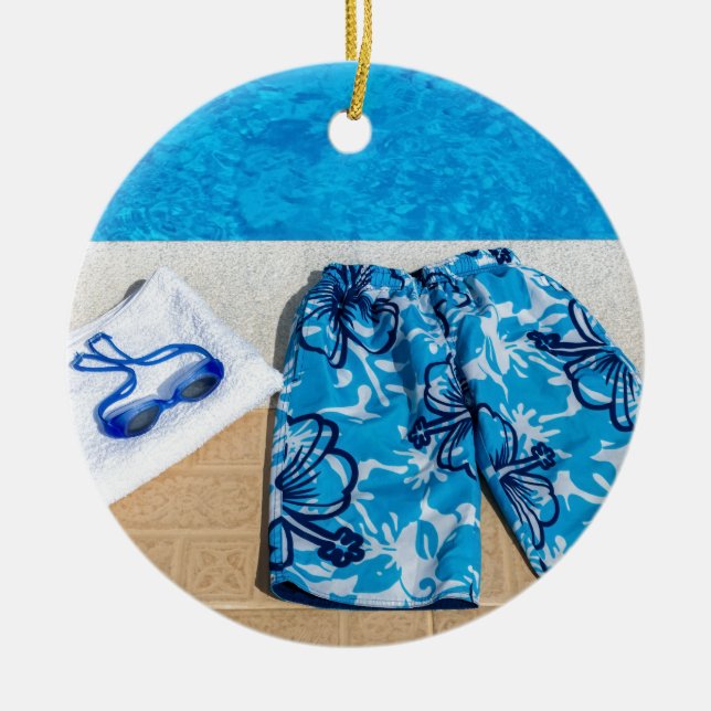 Badehose und Handtuch am Pool Keramik Ornament (Vorne)