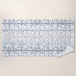 Badetuch mit abstrakten Pflanze-Ornamenten.