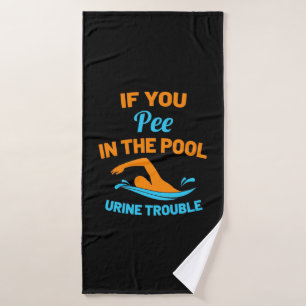 Badewanne im Pool Badehandtuch