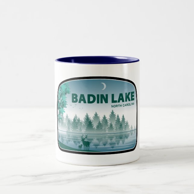 Badin Lake North Carolina Deer Zweifarbige Tasse (Mittel)
