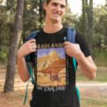 Badlands-Nationalpark Süd-Dakota gestört T-Shirt<br><div class="desc">Badlands Vektorgrafik Design. Die dramatische Landschaft des Parks erstreckt sich über mehrere Gesteinsformationen,  steile Schluchten und Türme. Bison,  Bighorn,  Schafe und Präriehunde bewohnen ihr sich ausbreitendes Grasland.</div>