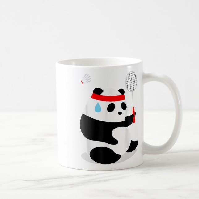 Badminton-Panda schwitzt und verpasst  Kaffeetasse (Rechts)
