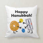 Bagel-u. Frischkäse - glückliches Chanukka! Kissen<br><div class="desc">Jüdischer NahrungFreundin-bagel u. Creme grüßen sich warm bei Chanukka,  und Spiel mit einem dreidel für Schokolade prägt (gelt). Der Teil meiner "freundliche Nahrungsmittel" Sammlung… klicken an Speicherverbindung unten,  um sie alle zu sehen. SIE KÖNNEN DIE HINTERGRUND-FARBE AUF BEIDEN SEITEN VOM KISSEN ZU ALLEM ÄNDERN,  DAS SIE WOLLEN!</div>