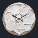 Bagel und Creme Cheese Novelty Große Wanduhr<br><div class="desc">Bagel und Sahne Käse Neuheit Wanduhr .. Spaß Essen thematische Uhren aus Ricaso .. perfekt für Ihre Küche und wird für viele Jahre ein Gesprächsthema sein</div>