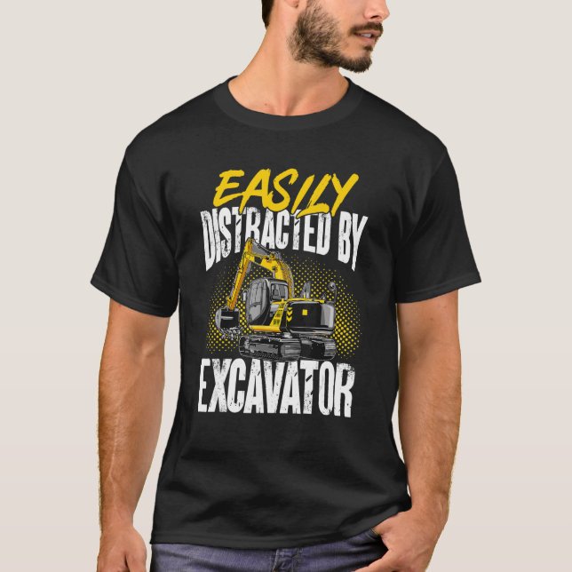 Baggerbau leicht ablenkbar durch Excav T-Shirt (Vorderseite)