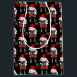 Bah Humbug Christmas Dog Pattern Mittlere Geschenktüte<br><div class="desc">Bah Humbug Weihnachts-Hund-Muster zeigt meinen bezaubernden Hund Xena! Sie ist eine Mischung aus Cairn Terrier und Chihuahua. Ihr Ausdruck ist immer ein bisschen grotesk! Sie hat hier ihren Santa Claus Anzug und Hut getragen. Ich finde, sie sieht sehr niedlich auf dieser individuellen Geschenktasche! Ändern Sie den schwarzen Hintergrund zu Ihrer...</div>