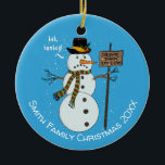 Bah Humbug Grumpy Christmas Snowman Introvert Keramik Ornament<br><div class="desc">Bah humbug! Dieses lustige Design ist das perfekte Ding für ein Weihnachtsfest, ein Geschenk für Gastgeber oder Gastgeberin, oder für jeden, der ein wenig auf der antisozialen Seite ist und lieber die großen Menschenmengen dieser Ferienzeit meiden möchte. Ein Schneemann trägt einen Hut und einen Schal mit einem Schild, auf dem...</div>