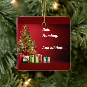 "Bah. Humbug. Und all das..." Baum mit Geschenken Keramikornament