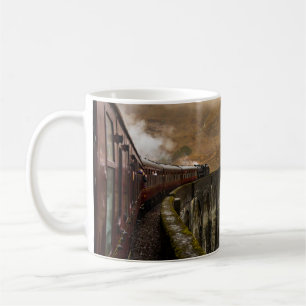 BAHN AUF DER EISENBAHN AM TAG KAFFEETASSE