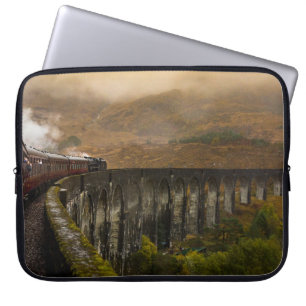 BAHN AUF DER EISENBAHN AM TAG LAPTOPSCHUTZHÜLLE