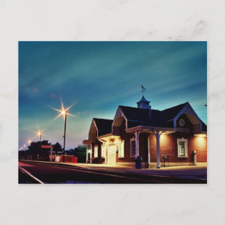 Bahnhof bei Nachtpostkarte. Postkarte