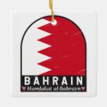 Bahrain Flag Emblem gestört Vintag Keramikornament<br><div class="desc">Bahrain leidet unter dem Emblem der Flagge und des Wappens.</div>