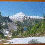 Baker und Alpine Lake Foto Puzzle<br><div class="desc">Der schneebedeckte Kegel des Berges Bäcker erhebt sich in einen strahlend blauen Himmel. Unter dem Berg ist ein kleiner Bergsee durch einen immergrünen Wald zu sehen. Der Schnee im Vordergrund des Fotos ist hell im Sonnenlicht. Der Berg Baker, auch Kulshan oder Koma Kulshan genannt, ist ein bedeutender Vulkan im Kaskadengebirge...</div>