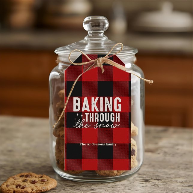 Baking Through the Snow Buffalo Plaid Christmas Geschenkanhänger (Von Creator hochgeladen)