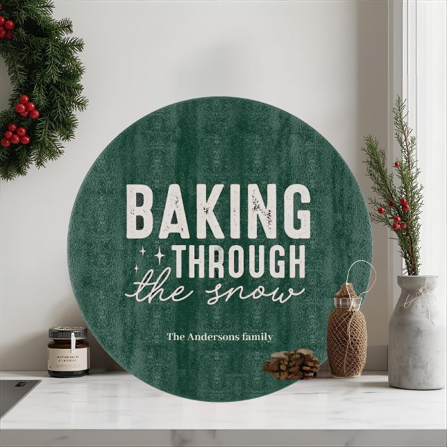 “Baking Through the Snow Personalized Forest Green Schneidebrett (Von Creator hochgeladen)