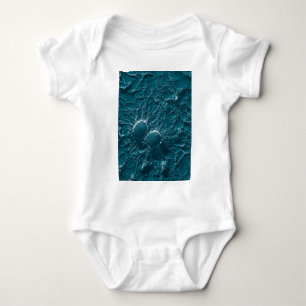 Bakterielle Zellen von Staphylococcus- aureusnahem Baby Strampler