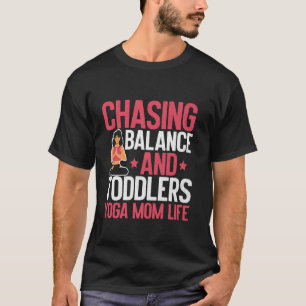 Balance und Kleinkinder verfolgen Yoga Mamma Leben T-Shirt