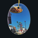 Balboa Fun Zone, Newport Beach, Kalifornien Keramik Ornament<br><div class="desc">Blick entlang der Promenade der Balboa Fun Zone auf der Balboa Halbinsel in Newport Beach, Kalifornien. Die Fun Zone wurde 1936 erbaut und seitdem mehrmals aktualisiert und an neue Besitzer verkauft. Es verfügt über ein Riesenrad, eine Arkade, Autos für Stoßstangen und mehrere Souvenirläden. Es gibt auch Reisegesellschaften, die den Hafen...</div>