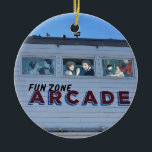 Balboa Fun Zone, Newport Beach, Kalifornien Keramik Ornament<br><div class="desc">Das alte Arkadenschild an der Balboa Fun Zone auf der Balboa Halbinsel in Newport Beach, Kalifornien. Die Fun Zone wurde 1936 erbaut und seitdem mehrmals aktualisiert und an neue Besitzer verkauft. Es verfügt über ein Riesenrad, eine Arkade, Autos für Stoßstangen und mehrere Souvenirläden. Es gibt auch Reisegesellschaften, die den Hafen...</div>