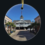 Balboa Pavillion, Newport Beach, Kalifornien Keramik Ornament<br><div class="desc">Aussicht auf das Balboa Pavillon in Newport Beach,  Kalifornien. Auf der Halbinsel Balboa befindet sich das historische Pavillon Balboa,  das 1906 gebaut wurde. Es ist die älteste und bekannteste Sehenswürdigkeit in Newport Beach. Foto wurde im November 2022 aufgenommen.</div>