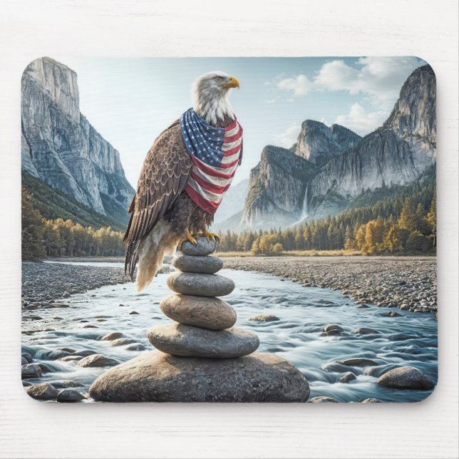 Bald Adler auf Cairn mit amerikanischer Flagge Mousepad (Vorne)