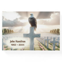 Bald Adler auf einem Marmorkreuz im Friedhof