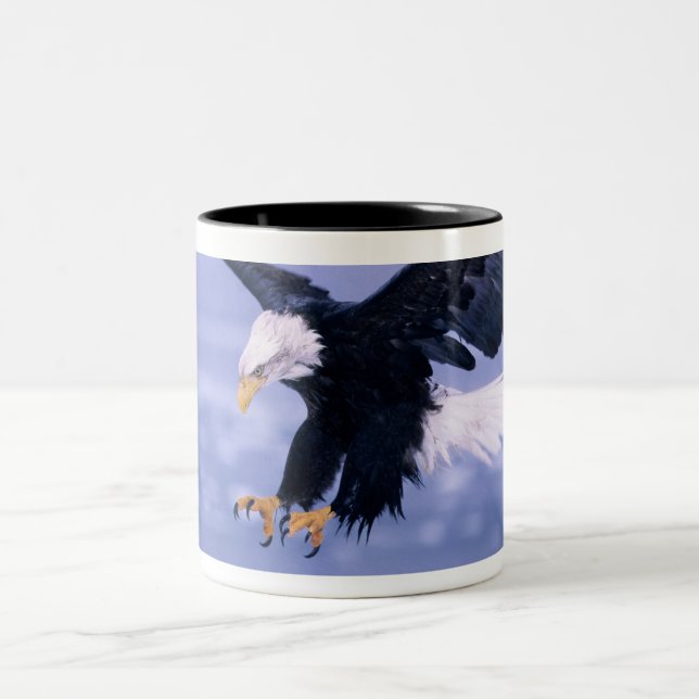 Bald-Adler-Flügel breiten sich in einem Sturm aus. Zweifarbige Tasse (Mittel)