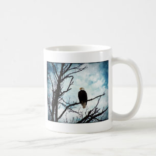Bald Adler in einem Baum mit blauem Himmel und Wol Tasse