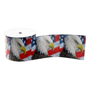 Bald-Adler-Kopf und eine amerikanische Flagge Ripsband