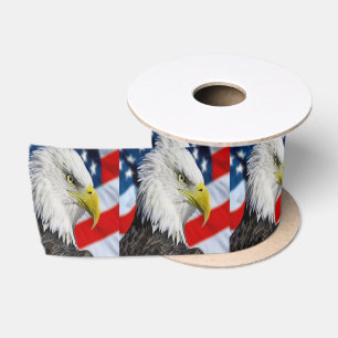 Bald-Adler-Kopf und eine amerikanische Flagge Satinband