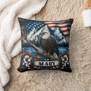 Bald Adler mit amerikanischem Flaggenhintergrund Kissen