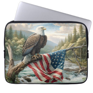 Bald-Adler mit amerikanischer Flagge auf Baumzweig Laptopschutzhülle