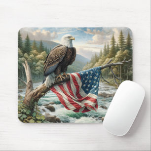 Bald-Adler mit amerikanischer Flagge auf Baumzweig Mousepad