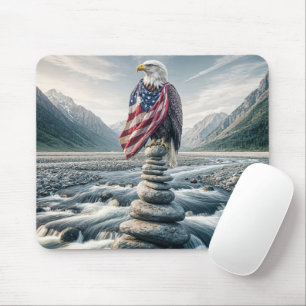 Bald-Adler mit amerikanischer Flagge auf Cairn Mousepad