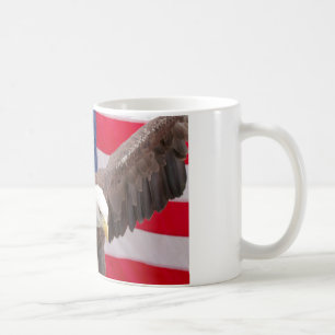 Bald Adler mit dem Puzzle der amerikanischen Flagg Tasse
