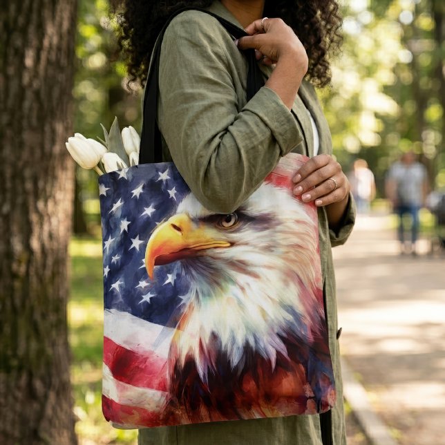 Bald-Adler mit USA-Flagge (Majestic Bald Eagle Portrait with American Flag. Tote Bag)