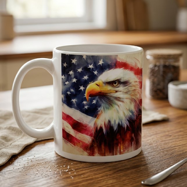 Bald-Adler mit USA-Flagge Kaffeetasse (Majestic Bald Eagle Portrait with American Flag. Coffee Mug)