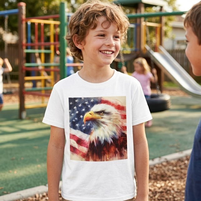 Bald-Adler mit USA-Flagge T-Shirt (Majestic Bald Eagle Portrait with American Flag. Boy Basic White T-Shirt)