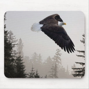 Bald-Adler stürzt durch Nebel Mousepad